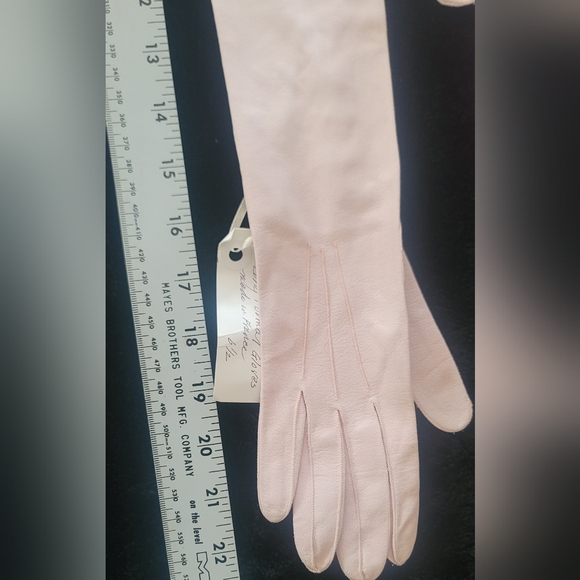 Prestine Vintage "Opera 22- Opera Length Gloves. - Picture 3 of 9